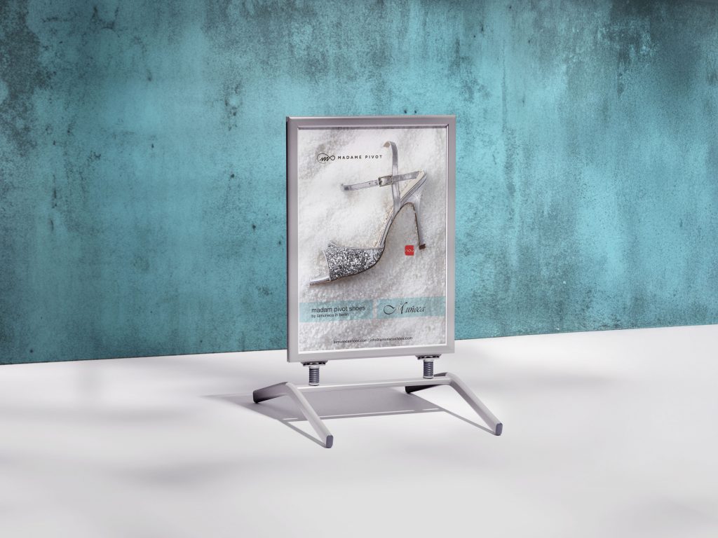 Außenwerbung für La Muneca – Kundenstopper-Design von Bülent Suat Engüzel -Bengrafik