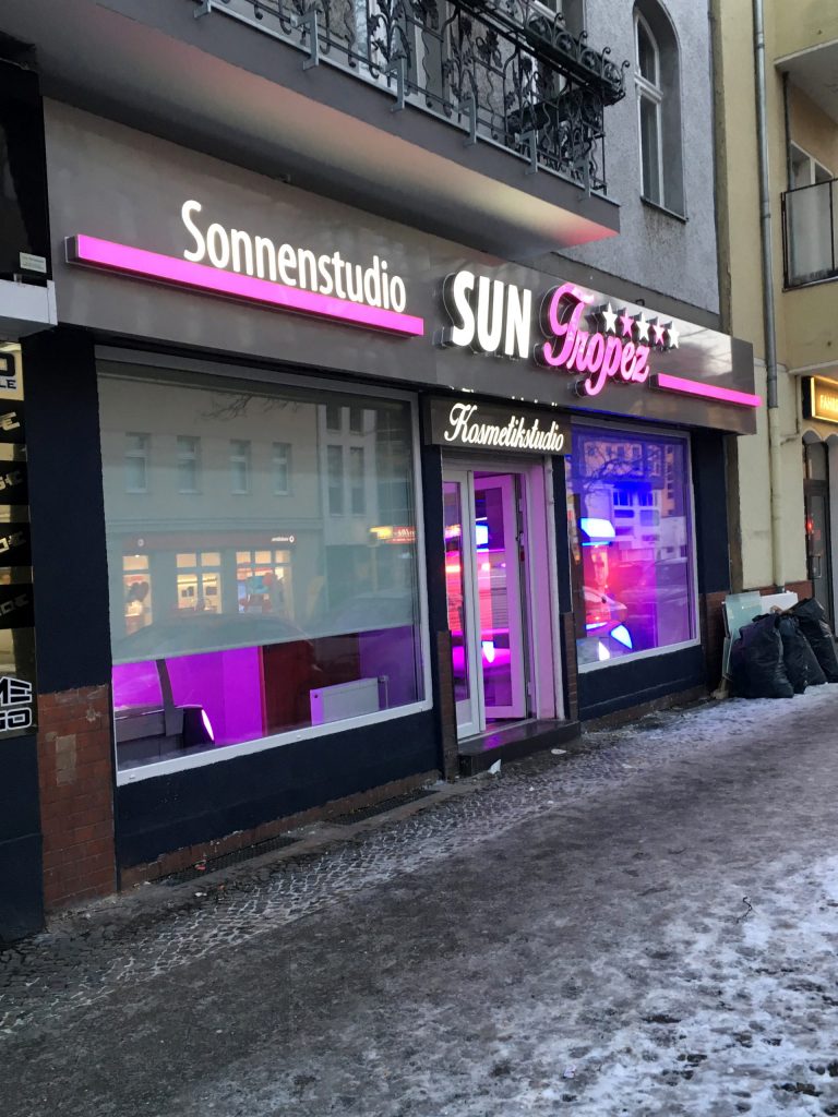 Alternative Ansicht der SUN TROPEZ Aussenwerbung, visuelles Konzept von Bülent Suat Engüzel.