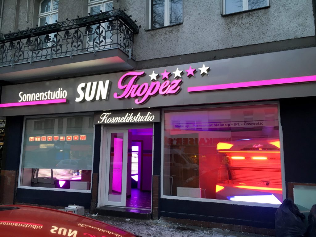 Aussenwerbung des SUN TROPEZ Sonnenstudios kommuniziert die Marke, Design Bülent Suat Engüzel.