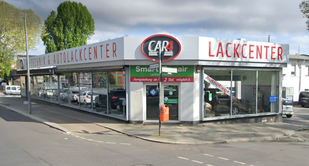 Car 4 Auto Technik Center Aussenwerbung bei Tag, neue Fassadenbeschriftung mit LED-Leuchtbuchstaben. [Bülent Suat Engüzel]