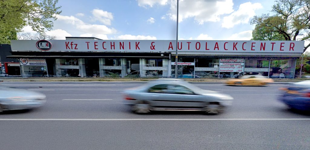 Car 4 Auto Technik Center Aussenwerbung bei Nacht, effektvolle Beleuchtung der Fassade. [Bülent Suat Engüzel]