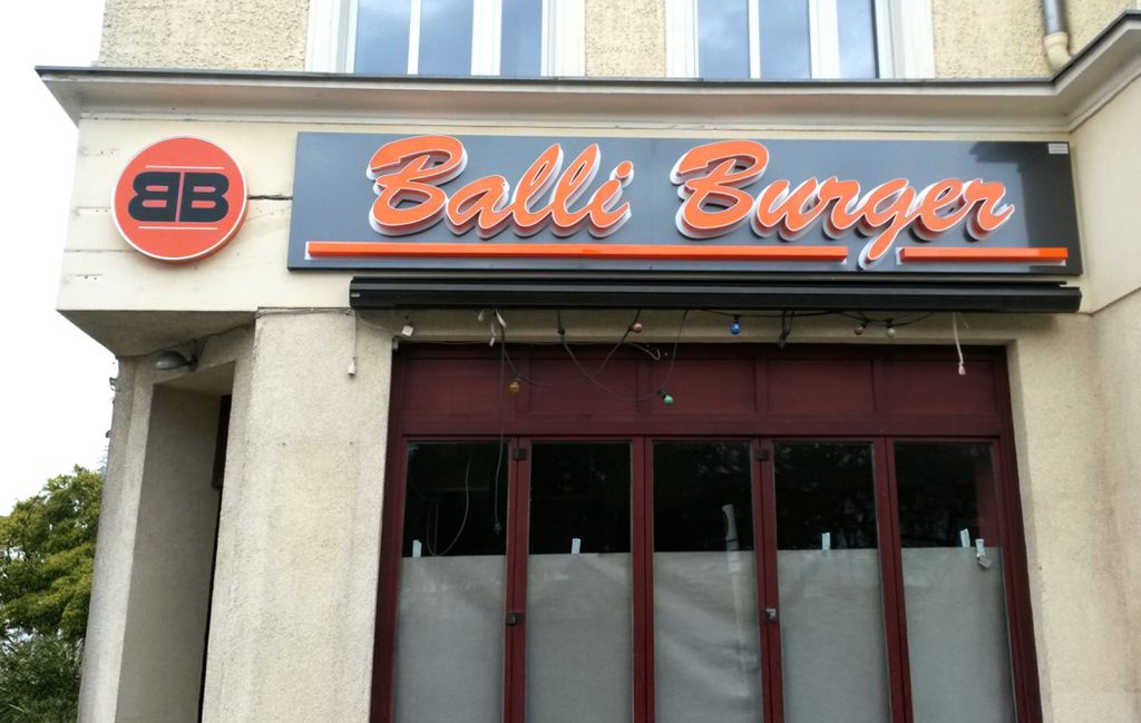 Montage der Außenwerbung an der Balli Burger Filiale